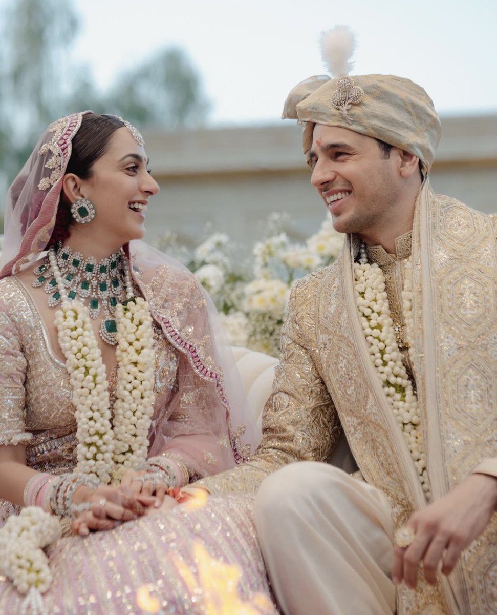 NevantaMedia's tweet photo. @advani_kiara  and @SidMalhotra are officially #married ! #TrendingNow #Trending #KiaraAdvani #SidharthKiaraWedding https://t.co/GZZpGyK0Mz