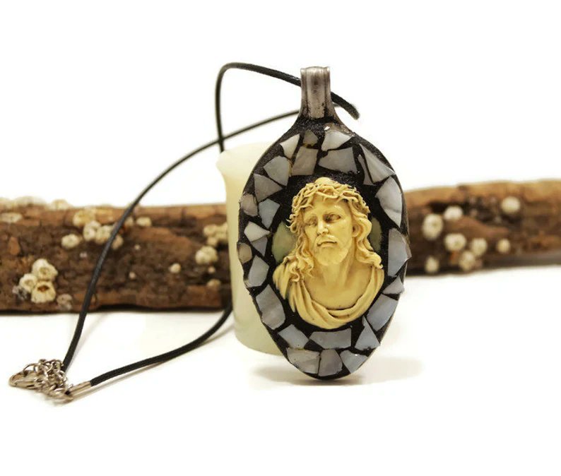 Item link: etsy.com/listing/211930…
Shop Link: etsy.com/shop/Piecesofh…
#Mosaic #StainedGlass #Jesus #SpoonPendant #Necklace, #ReligiousJewelry, #ChristmasOrnament, #Easter, Rearview Mirror, #Catholic, #WearableArt