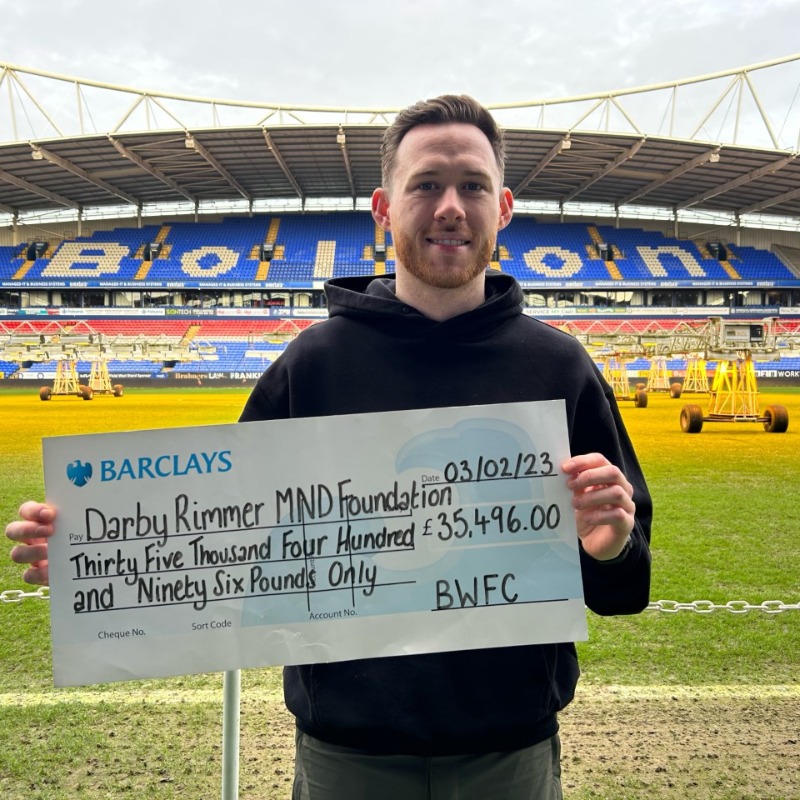 OfficialBWFC's tweet photo. 🗞️ Gethin Jones has handed over £35,000 raised via his family appeal to the Darby Rimmer MND Foundation. ❤️

👇 Click below to read more...

#BWFC 🐘🏰 | @DarbyRimmerMND