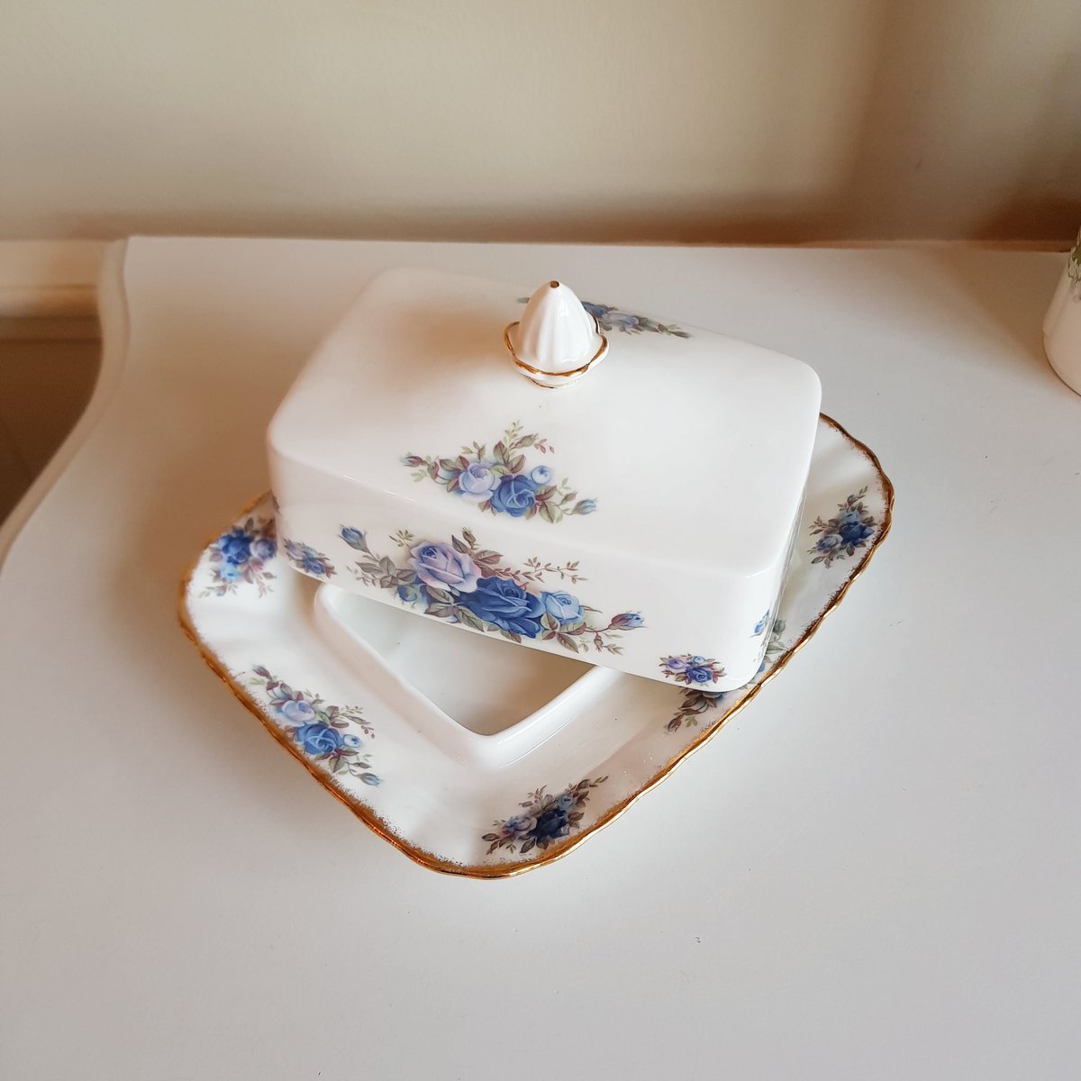 oGoodieShop's tweet photo. #MadeInEngland #DiningTableware VNTG Royal Albert 'Moonlight Rose' Butter Dish with Cover, Made in England, Vintage Crockery, 1st quality
https://t.co/k5pDy9rvUB https://t.co/Hb5GwNRxtb