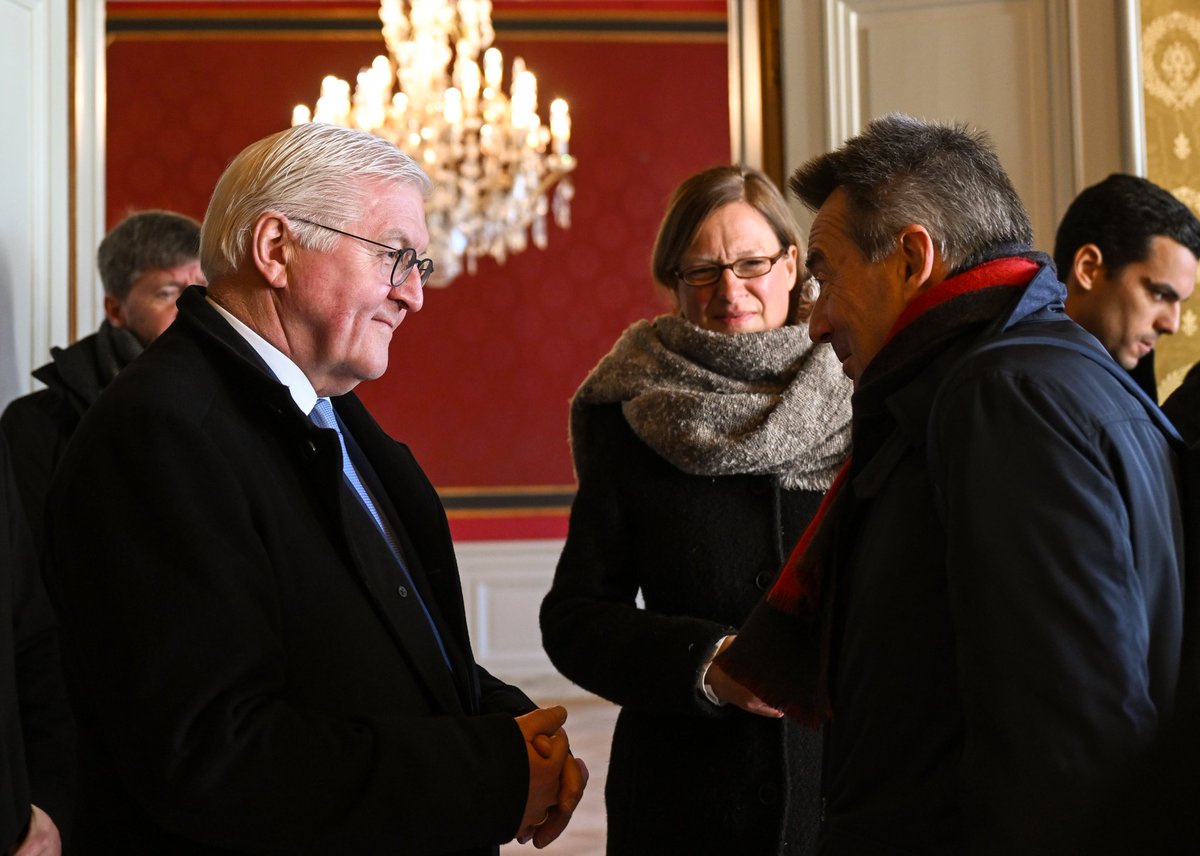 Today 🇩🇪 President #Steinmeier awarded former @ICRC President @_PeterMaurer the large federal cross of merit with star, one of the highest civilian honors. We value his unwavering commitment to the humanitarian principles and values of the ICRC.