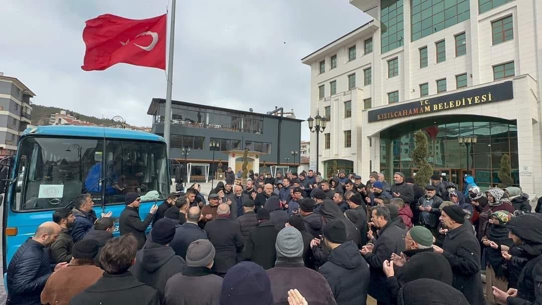 İlçe Milli Eğitim Müdürlüğümüz bünyesinde görev yapan 20 gönüllü öğretmen ve personelimiz ile Kızılcahamam Müftülüğünde görevli 15 din görevlisini depremzedelere yardım için Hatay’a yolcu ettik.

<a href="/tcmeb/">Millî Eğitim Bakanlığı</a> <a href="/prof_mahmutozer/">Mahmut Özer</a> <a href="/MemAnkara/">Ankara İl Millî Eğitim Müdürlüğü</a> <a href="/Harunfatsa/">Harun Fatsa</a> @canokrasi <a href="/SuleymanAcar06/">Süleyman Acar</a> <a href="/ccanturk_/">Cihangir CANTÜRK 🇹🇷</a>