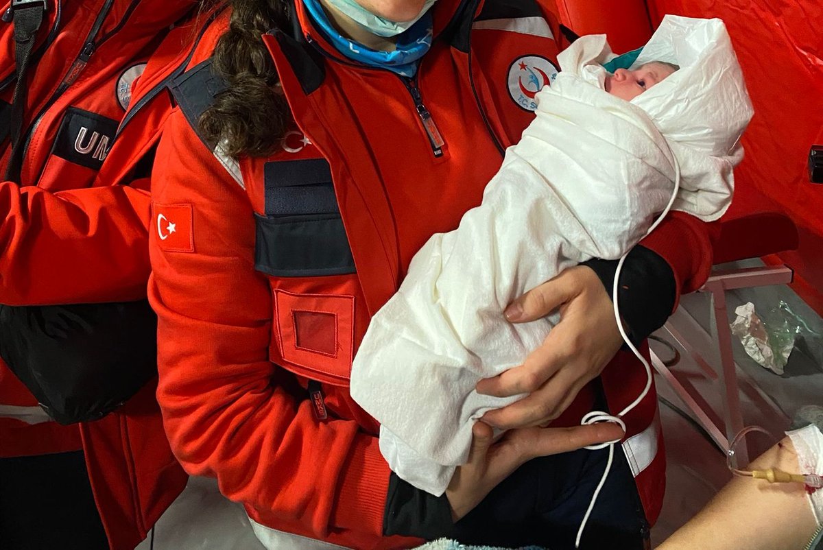 içimizi sımsıcak yapan bir fotoğraf geldi, bir bebek kurtarıldı🥺♥️