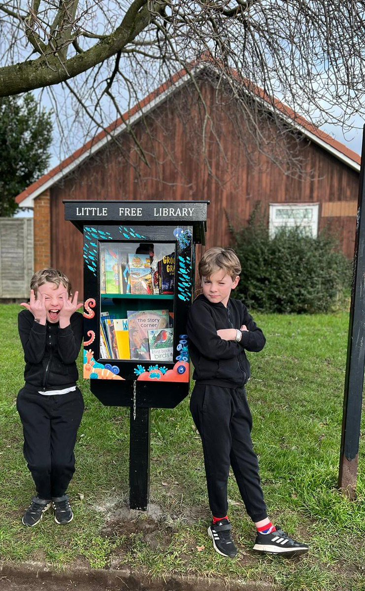 leedslillibrary's tweet photo. Octopus's Garden by @CJoplingIllo is now up by @Whitecote Primary in Bramley. Thanks to Mark and Michael for their modelling skills.
#takeabook #leaveabook #littlefreelibraries #Leeds #LS13 #books https://t.co/LPUuDyEqwG