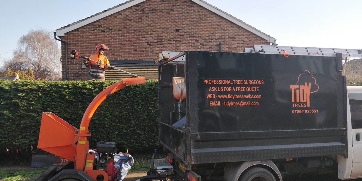 Tidy_Trees's tweet photo. We reduced this Mixed hedge a few years ago &amp; we are back today to trim the tops up to make it Tidy again, we dont have to do the sides as the tenants will see to that later. Started off a bit chilly but then was lovely and warm(ish) in the Sun. #TidyTrees #NottinghamTreeSurgeon https://t.co/XmrJ5wstN7