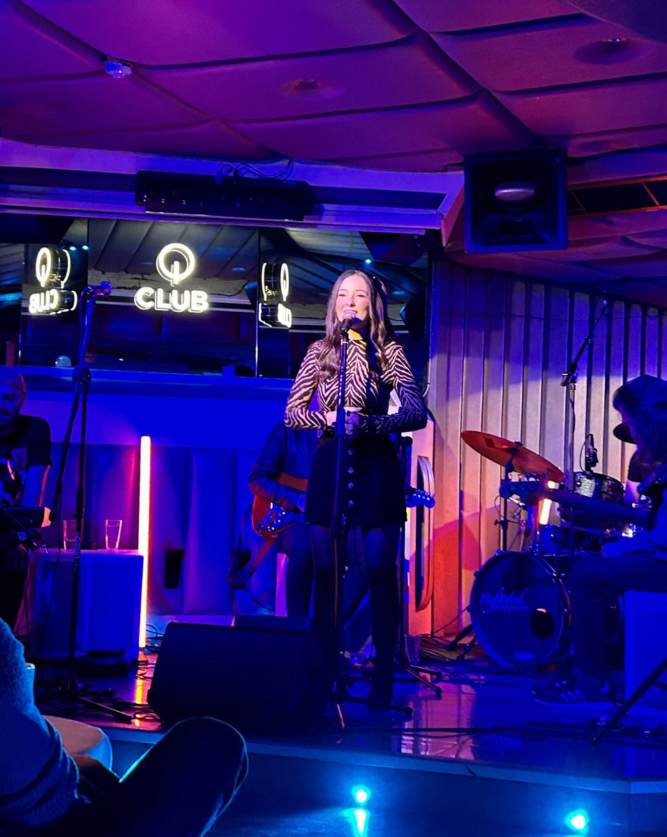 Merci Londres pour ce showcase incroyable. 🫶🏼
Un moment fou avec des rencontres extraordinaires ! 🎙️

Thanks to ILANA LORRAINE, James Tony Bennett, Azzedine, Basile, Fabio &amp; Q - Shoreditch. 🇬🇧 

Quelque chose me dit qu’on va se revoir très vite, London ! 🤫