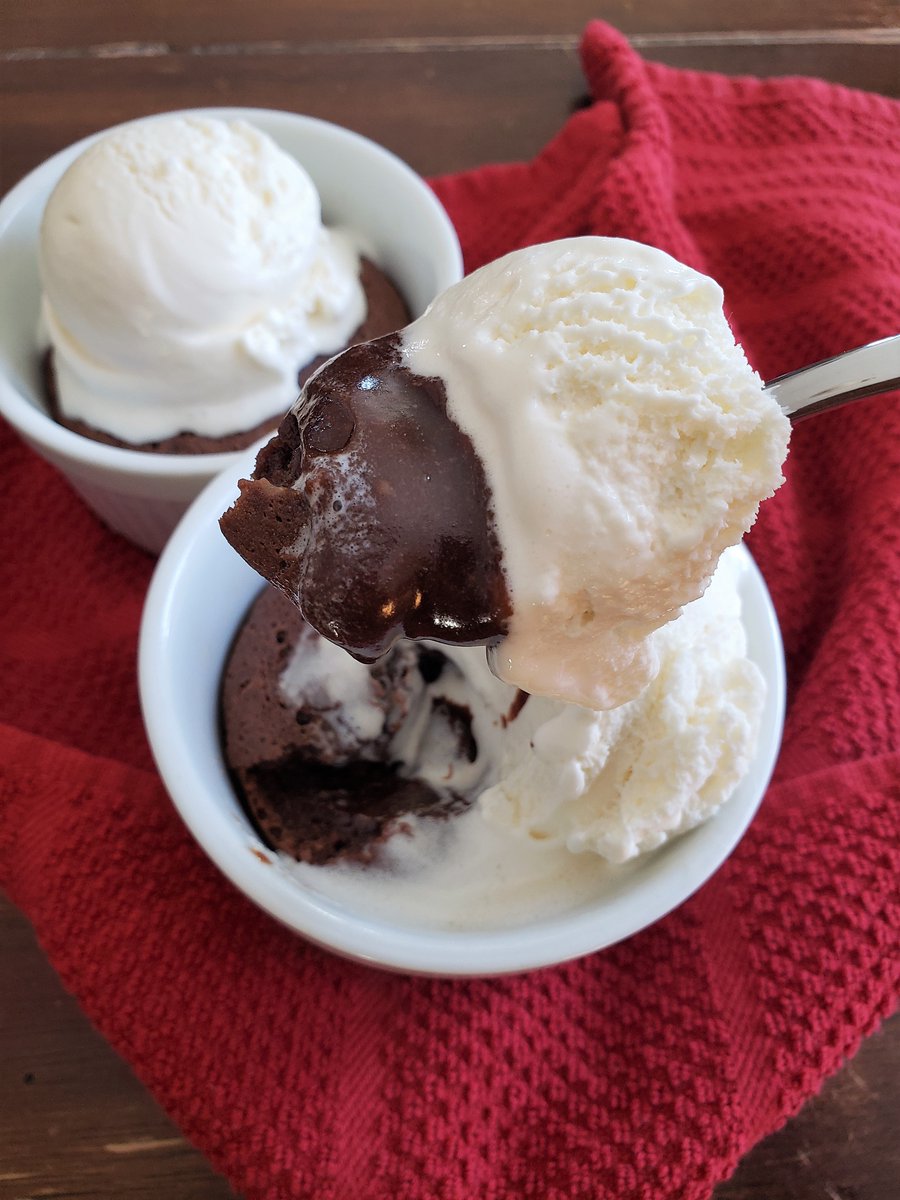 Valentine's Day is in just 1 week and my favorite way to celebrate is with my Chocolate Melting Cake for Two! My husband &amp; I fell in love with this #dessert on our honeymoon so I've recreated it at home every year since for our Anniversary &amp; #ValentinesDay cornbeanspigskids.com/2022/01/chocol…