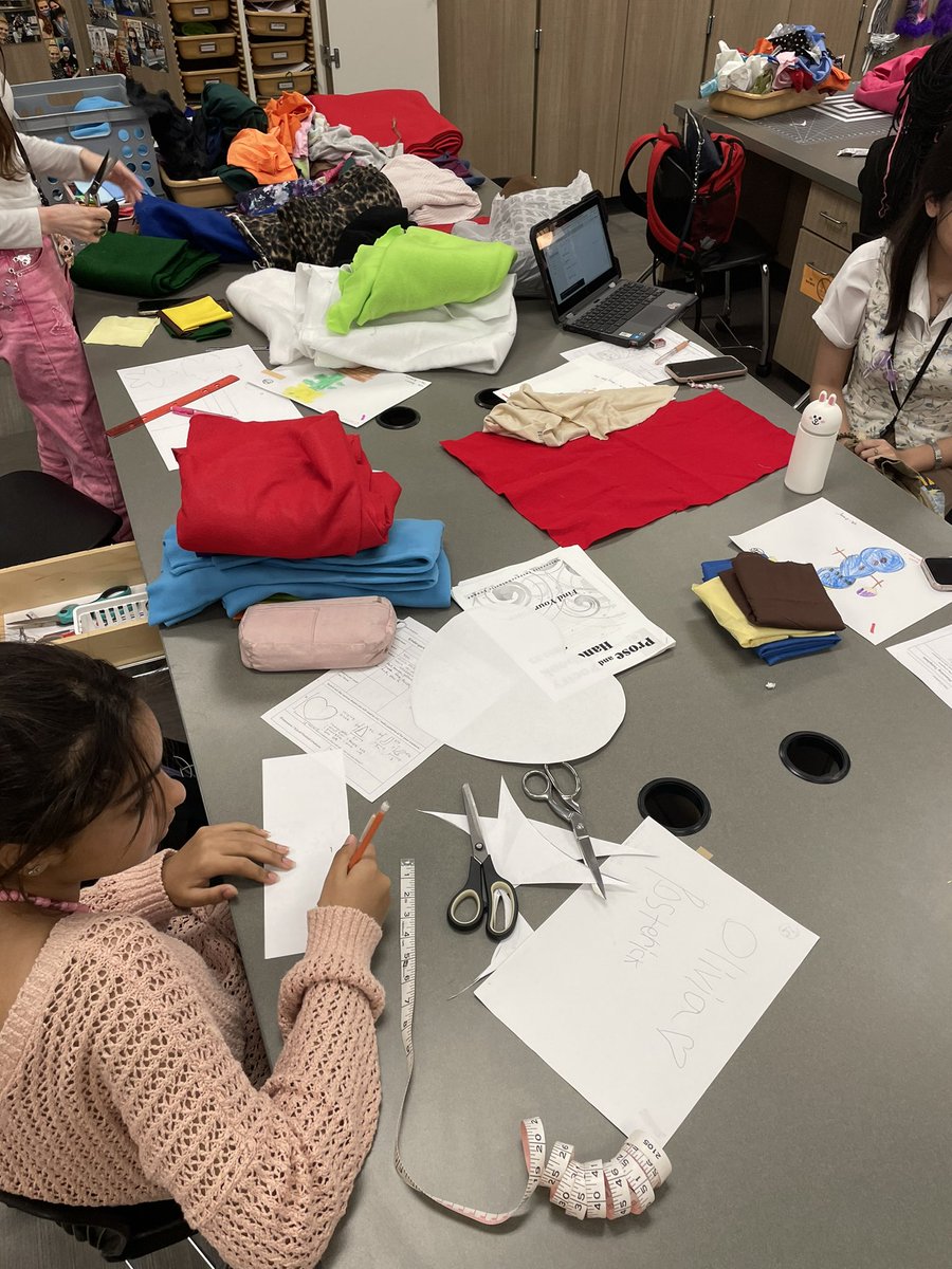 @AmandaPosterick More Behind The Scenes of creatures being made by fashion 1 students for Kindergartners at @MetzlerKISD ! @KISD_CTE @KleinISD