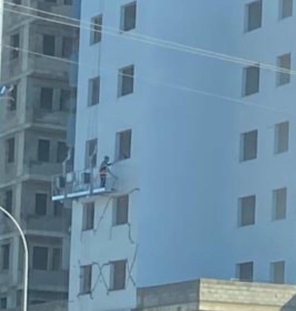 İddaya göre #Adana'da hasar gören binadaki çatlakları sıva yaparak gizlemeye çalışan müteahhitler var.

#deprem #egm #antep <a href="/ProfDemirtas/">Özgür Demirtaş</a> #hatay #maraş #pazarcık #maraş