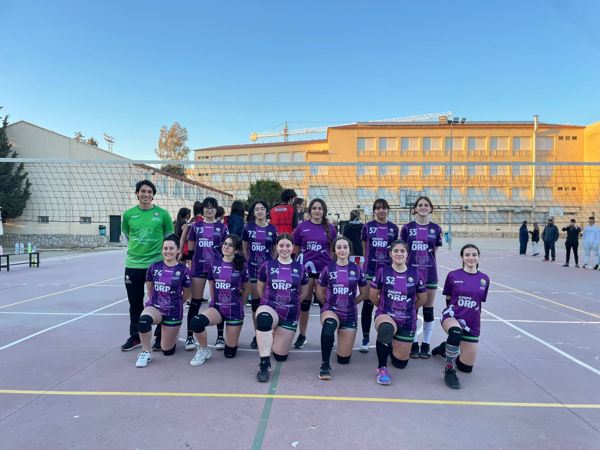 ED_FundacionSMV's tweet photo. 🏐 | Seguimos con el repaso de los partidos del fin de semana con los equipos de #Voley
🟣 El #JuvenilFem de #LigaFERE recibe la visita de Puertas Oscura. Partido que fue muy disputado hasta el final
#SomosEscuelaDeportiva https://t.co/rghzUPjV0I