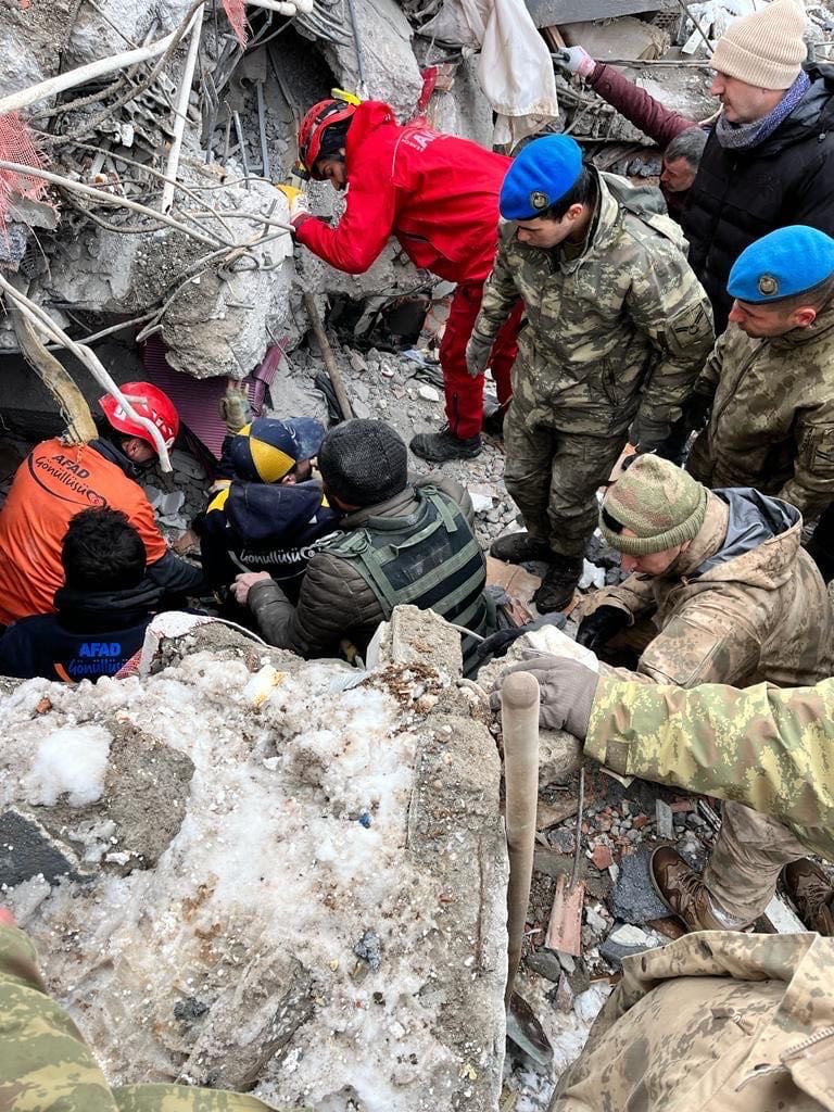 tcsavunma's tweet photo. 41’inci Komando Tugay Komutanlığımızda görevli Mehmetçikler, arama-tarama faaliyetlerine aralıksız devam ediyor.
#MSB #Deprem https://t.co/dsPf3QxLsB