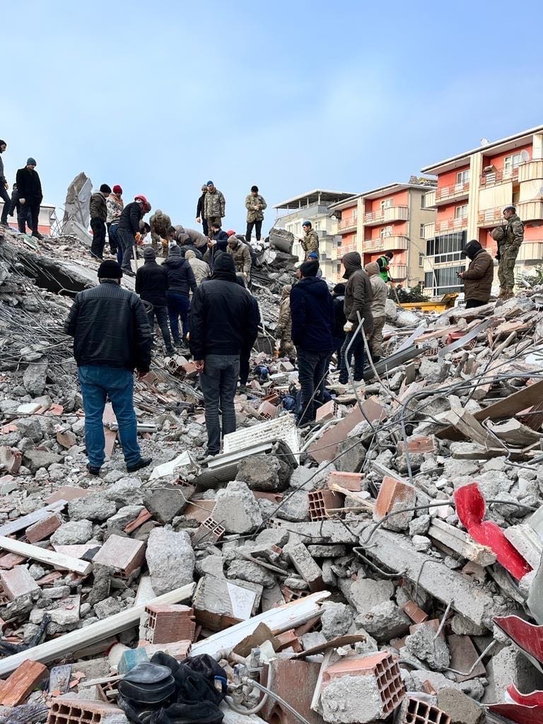 tcsavunma's tweet photo. 41’inci Komando Tugay Komutanlığımızda görevli Mehmetçikler, arama-tarama faaliyetlerine aralıksız devam ediyor.
#MSB #Deprem https://t.co/dsPf3QxLsB