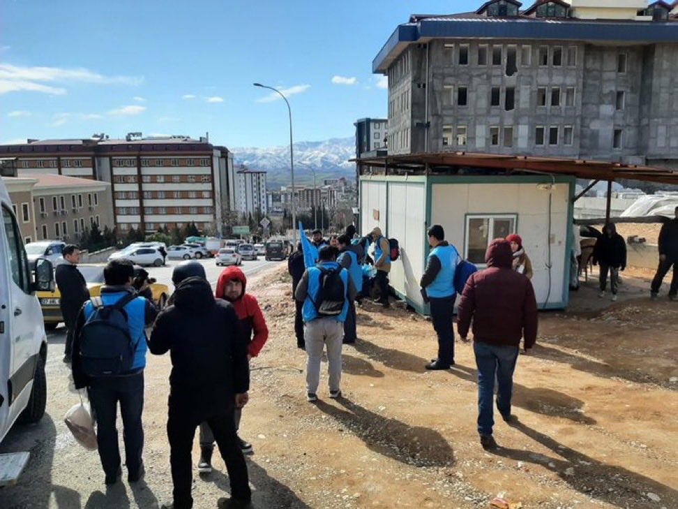 U_Hareketi's tweet photo. Doğu Türkistan’lılar olarak deprem zedilere elimizden geldiğince kan verme ve dün gece 50 genç uygur deprem bölgesine ulaştı bügün 300 den artık genç lojistik yardım için gönüllü kardeşimiz yolla çıktı. Diasporada Uygur Türkleri maddi yardım topluyoruz. kumbaradan karınca misali https://t.co/2TQRJ1DfVm