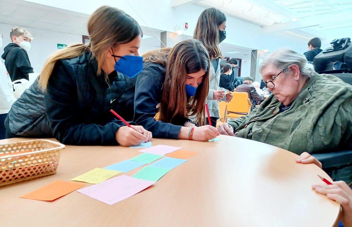 🕊 Con motivo del Día de la Paz, el alumnado de 1°ESO A se desplazó a la Residencia de Cruz Roja para realizar conjuntamente un mural. #iessanctipetri #EscuelaEspaciodePaz #8meses8causas #PazyConvivencia