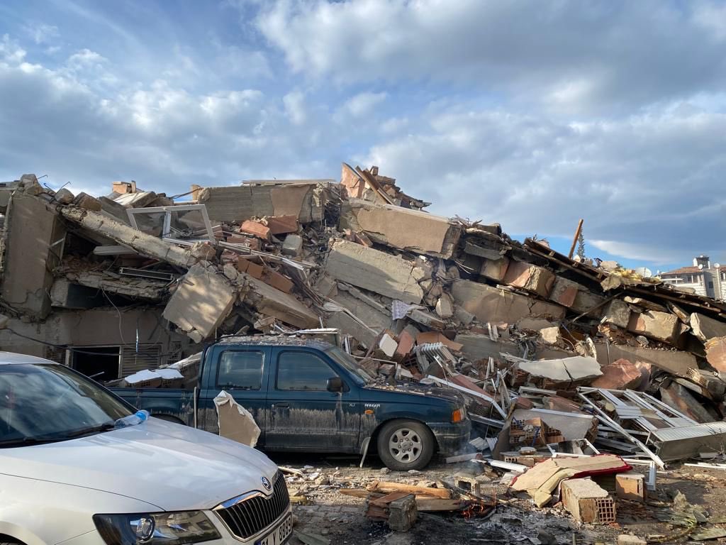 VİNÇ GEREKİYOR enkaz içindekilerin sinyal için numarasını yardımcı olabileceklere yönlendiririm. İLETİŞİM NUMARALARIMIZ : 05340123024 &amp; 0543667 66 82