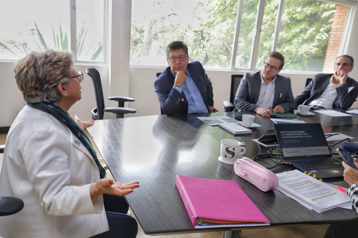 🗓 #EnAgenda me reuní con representantes del <a href="/BancoMundialLAC/">Banco Mundial | América Latina y el Caribe</a>, quienes  apoyarán a la primera infancia y a la nutrición de niñas y niños en el país. Con la política de #HambreCero hacemos de Colombia una potencia mundial de la vida. 💛💛💙♥️