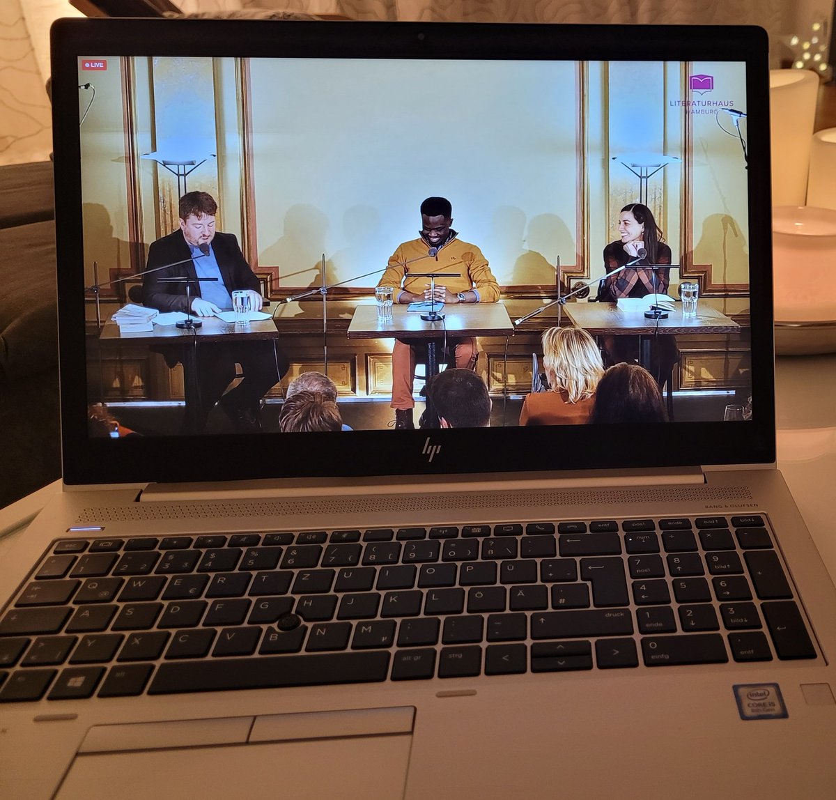 Merci beaucoup à Mohamed Mbougar Sarr, das Literaturhaus Hamburg und @NDRinfo. Wie cool, das Live-Streaming-Ticket zur Lesung bei ausverkauftem Haus!