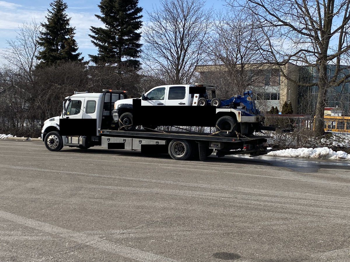 CstTaraso9345's tweet photo. This tow truck was brought to me for inspection by my coworker ^KB. No pre trip inspection surrendered.

Upon inspection I found a blown wheel seal; actively leaking.  Truck out of service and charges laid. #Towbruary #RoadSafety https://t.co/n478VoNeAu