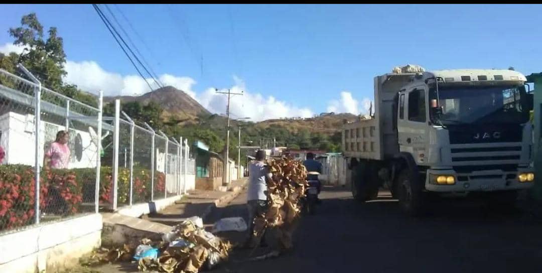 #Guarico || El #MPPOP y la #GMBNBT Recolectaron 70 Toneladas de desechos sólidos en el Mcpio. #JoséTadeoMonagas. Beneficiando a 450 familias de la comunidad. #VenezuelaMonumental @NicolasMaduro @delcyrodriguezv @NestorLReverol @GRaulparedes @bnbt_guarico
