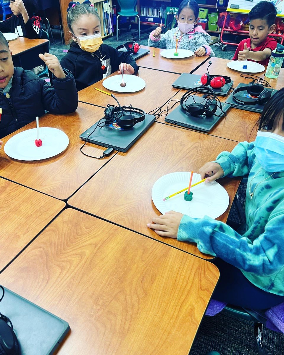 equitabledu4all's tweet image. Check out👀these future meteorologists🔭These 1st grade Heroes Huskies🐾in Mrs. Oseguera’s class are making Sun☀️trackers from a @pltworg ⚛️activity👏🏼 #sausdpltwlaunch #allmeansall #sausdgraduateprofile #sausdclas #ctemonth