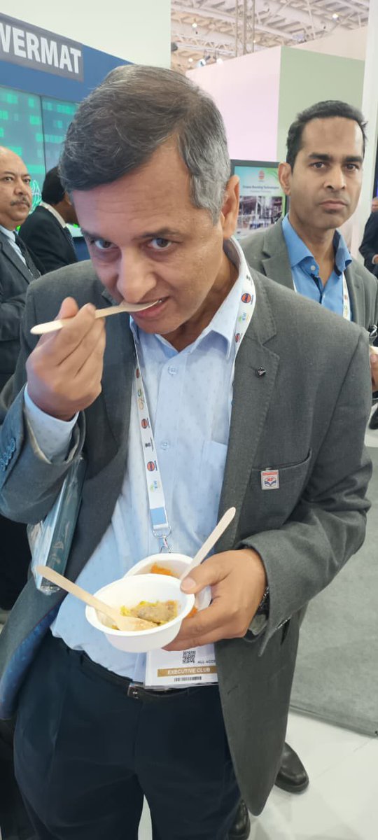 praveenontheweb's tweet image. Privileged to taste the delicious #Millet #Khichdi cooked by Master Chef Brar on #SolarCooktop during @IndiaEnergyWeek. It was so yummy n being healthy,  I’m tempted to make it part of my regular diet. Thank you @IndianOilcl