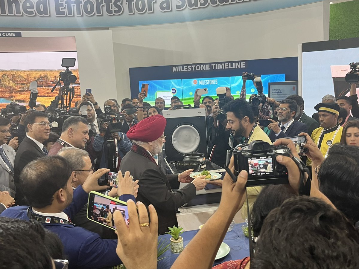 praveenontheweb's tweet image. Privileged to taste the delicious #Millet #Khichdi cooked by Master Chef Brar on #SolarCooktop during @IndiaEnergyWeek. It was so yummy n being healthy,  I’m tempted to make it part of my regular diet. Thank you @IndianOilcl