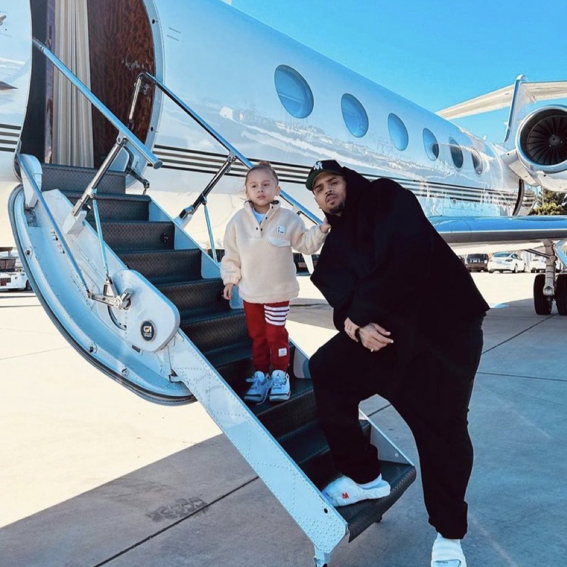 Chris rocking his <a href="/TheAuracles_/">The Auracles</a> Nami slides! 

#theauracles #wearetheauracles #namislides #NFT #NFTs #undertheinfluence #undertheinfluencetour #renownedla #chrisbrown