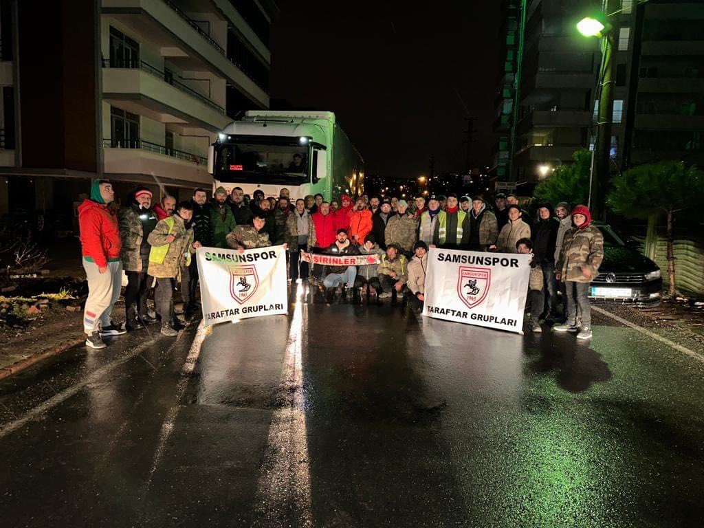 samsunsporhber's tweet photo. Samsunspor Taraftar Grupları, deprem bölgesine ilk tırı yola çıkardı. https://t.co/9gYdrleeQE