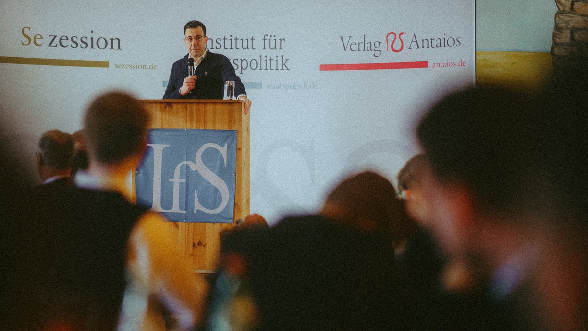 SiNetz's tweet photo. 📸 Dr. Erik Lehnert auf der #IfS-#Winterakademie 2023 #sr2801 https://t.co/5HSpgCqdhL