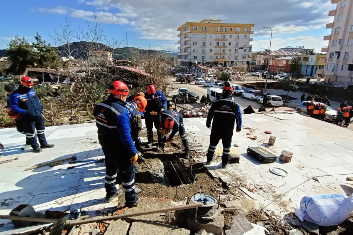 DIBAliErbas's tweet photo. Arama kurtarma ekiplerimiz afetzedelerin yardımına koşuyor

Türkiye Diyanet Vakfımızın Bartın Şubesi arama-kurtarma ekibi AFAD öncülüğünde, Gaziantep Nurdağı’nda arama kurtarma çalışmalarını aralıksız yürütüyor.

#TürkiyeİçinİyilikVakti https://t.co/MikCIZRttB