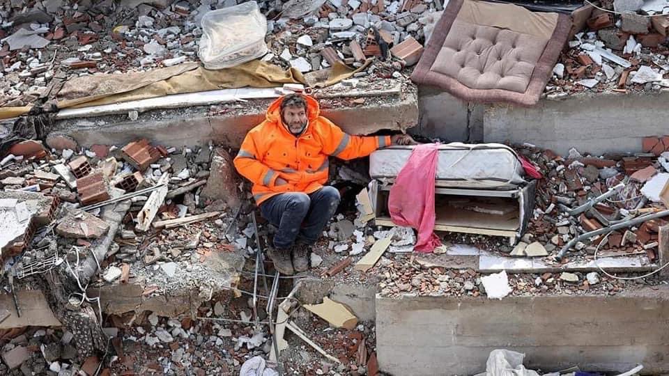 This photo of a father in Kahramanmaraş, Turkey, holding the hand of his dead daughter, who died while stuck under the rubble, is truly one of the most heartbreaking things I’ve ever seen.