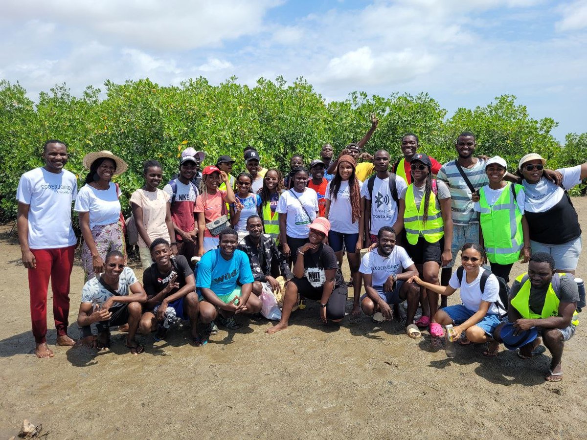 EcoAngola's tweet photo. Visita de campo com 22 professores que estão a ser formados em matéria de Educação Ambiental, com o apoio da Refriango.
EcoEducando: formando os professores do futuro!
#ecoangola #ecoeducando #refriango https://t.co/ZzAKAv0bGf