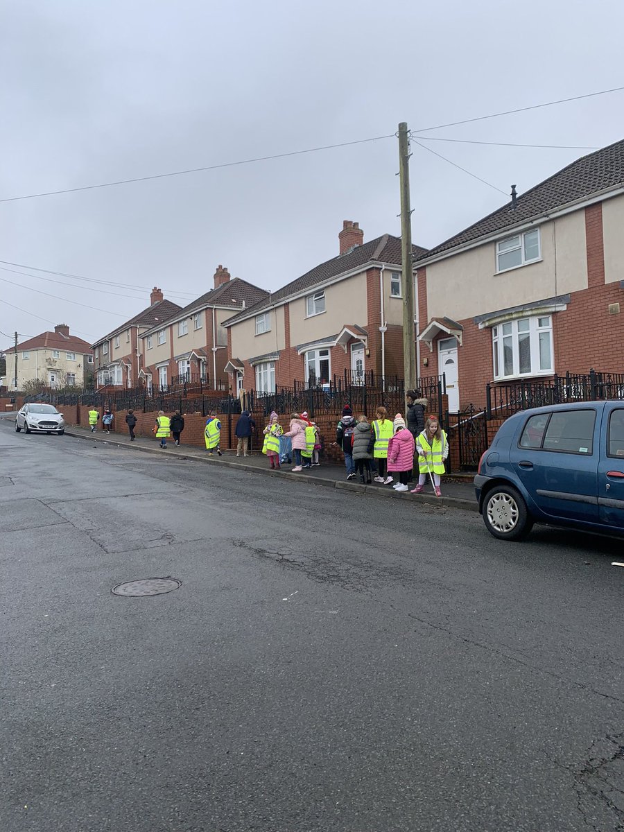 YsgolTrimsaran's tweet photo. Casglodd Blynyddoedd 2 a 3 sbwriel o amgylch y gumuned leol. Years 2 and 3 have been busy collecting litter from the local community. https://t.co/boov7d3IYC