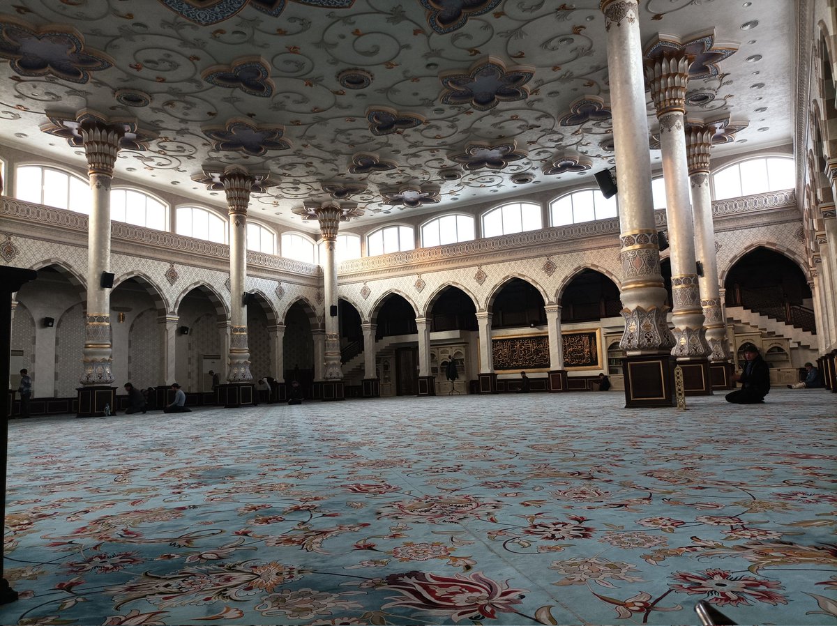 Porno yigit ozining ichki kiyimida silkitadi Ikki xoroz bilan Swingers xotini