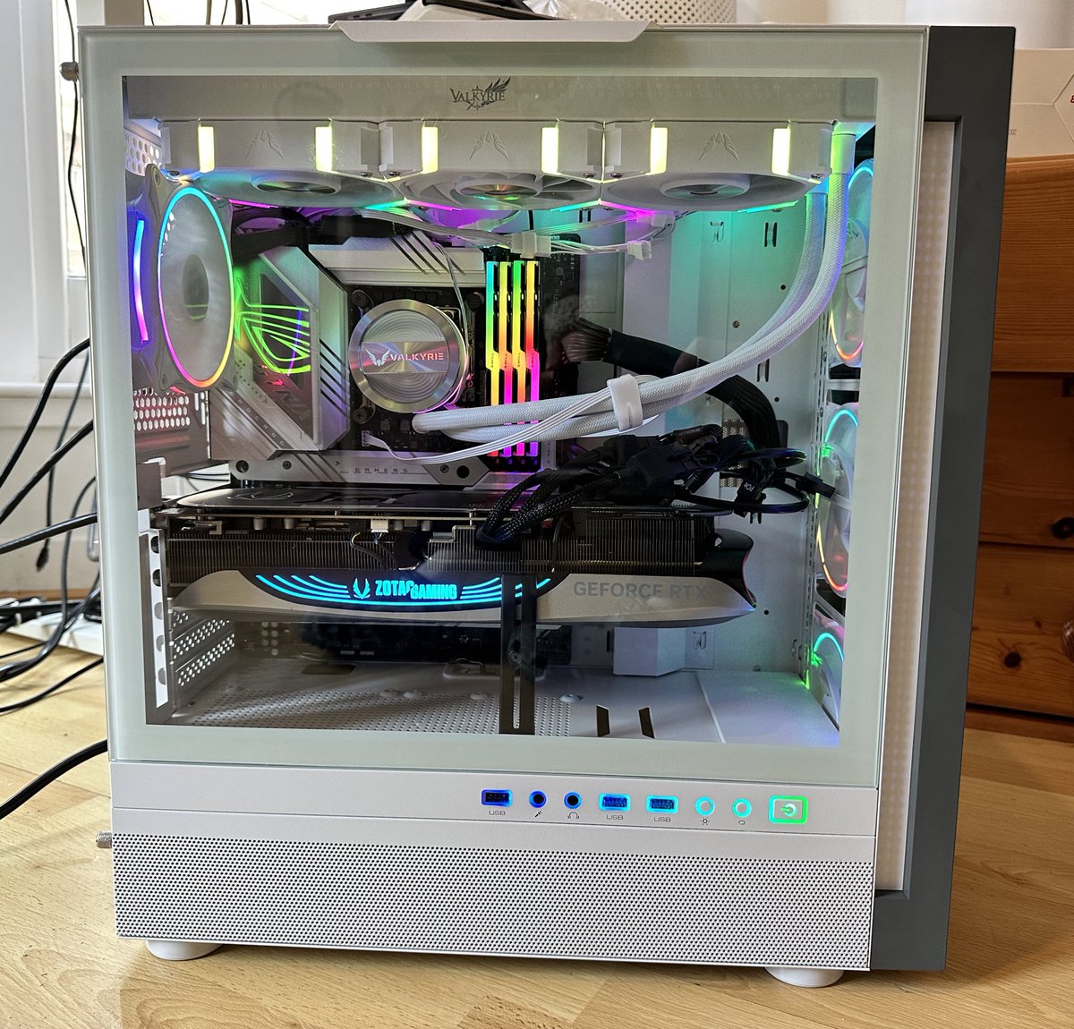 Built the new work station: 13900K + 4090 with water cooling system. Hope it  does not overheat🙃