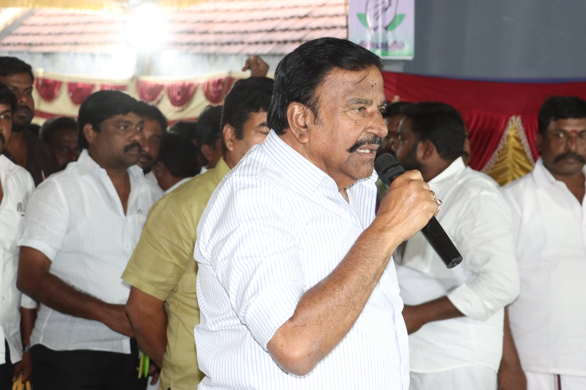 KN_NEHRU's tweet photo. ஈரோடு கிழக்கு தொகுதி இடைத்தேர்தலையொட்டி பி.அக்ரஹாரம், மஜித் தெருவில் நடைபெற்ற பாக முகவர்கள் மற்றும் செயல்வீரர்கள் கூட்டத்தில் இன்று பங்கேற்றேன். அப்போது நாடாளுமன்ற தேர்தலில் 40தொகுதிகளில் கிடைக்கும் வெற்றிக்கு அச்சாரமாக இடைத்தேர்தல் வெற்றி அமைய வேண்டும் என கேட்டுக்கொண்டேன்.
(1/2) https://t.co/zzvYPU4gvh