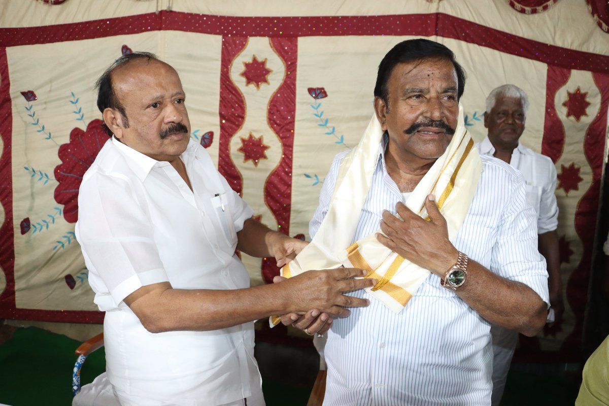 KN_NEHRU's tweet photo. ஈரோடு கிழக்கு தொகுதி இடைத்தேர்தலையொட்டி பி.அக்ரஹாரம், மஜித் தெருவில் நடைபெற்ற பாக முகவர்கள் மற்றும் செயல்வீரர்கள் கூட்டத்தில் இன்று பங்கேற்றேன். அப்போது நாடாளுமன்ற தேர்தலில் 40தொகுதிகளில் கிடைக்கும் வெற்றிக்கு அச்சாரமாக இடைத்தேர்தல் வெற்றி அமைய வேண்டும் என கேட்டுக்கொண்டேன்.
(1/2) https://t.co/zzvYPU4gvh