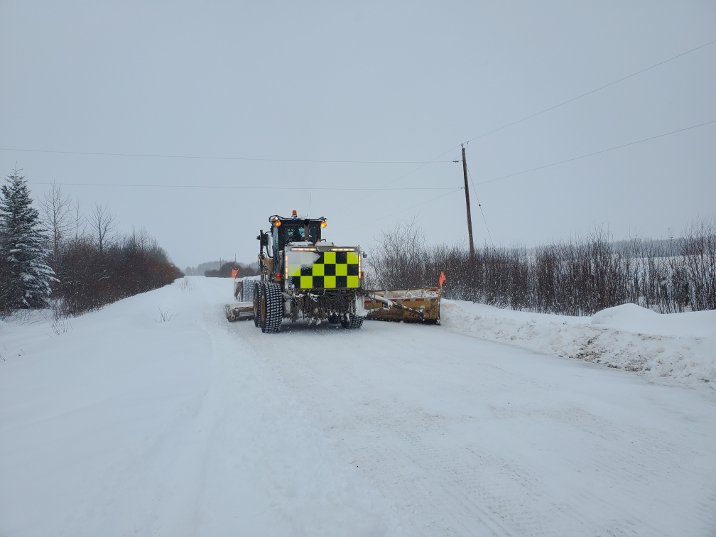ArgoSouthPeace's tweet photo. ๐ท Graders working on the #ProgressBC side roads. Graders are usually used for clean up: cleaning up around bridges, ice-blading, maintaining compact, widening the road, & pushing back shoulders.
๐ธ 1- widening the shoulder; ๐ธ 2 - regular plowing work. Feb. 1, 2023 https://t.co/hXfZxEryR8