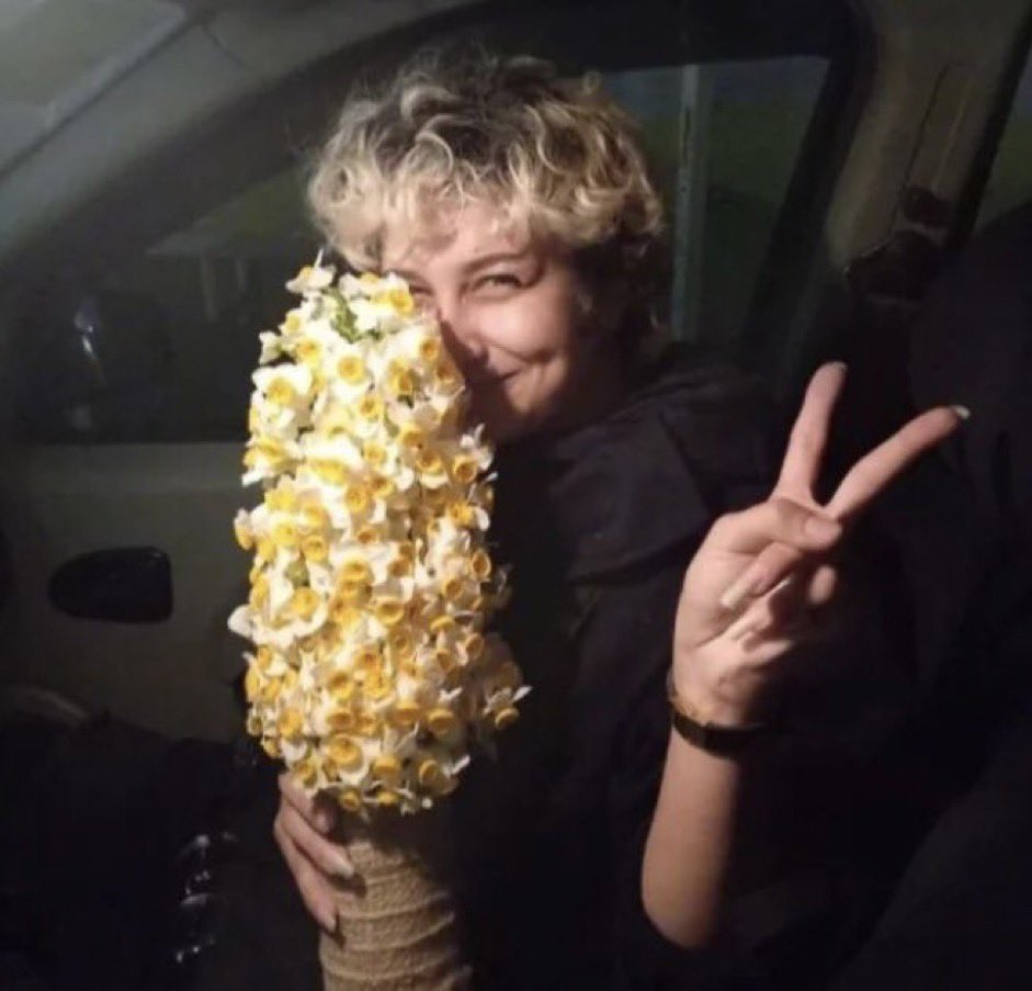 Très ému par cette magnifique et puissante image !
Après presque quatre mois de prison et alors qu’elle a été violée et agressée par les forces de répression, Armita Abassi vient d’être libérée ce soir. #Iran #MahsaAmini