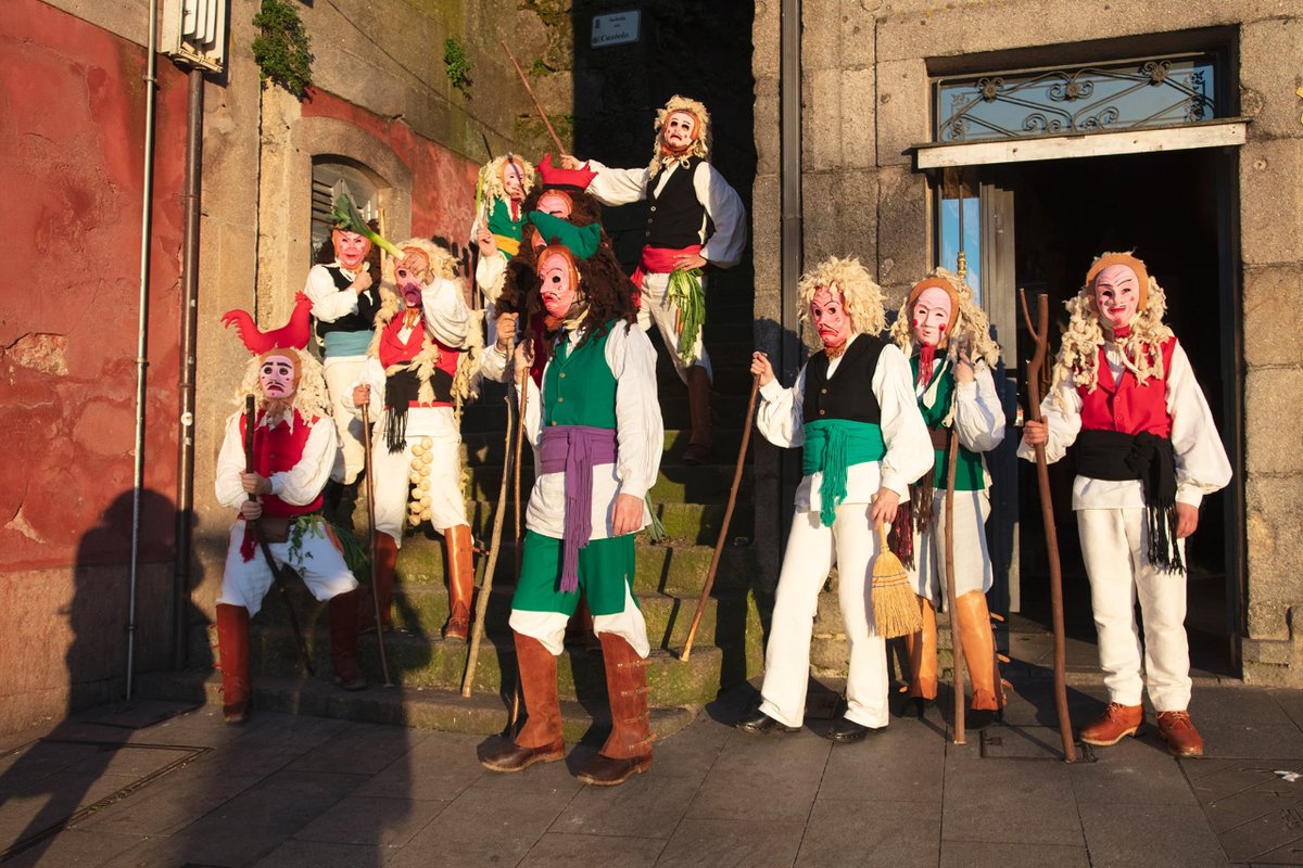 Achégase o #Entroido2023, aí ven o #Merdeiro! Coma xa é tradición cada ano as saídas polas rúas da zona vella de #Vigo serán o venres, domingo e martes de #Entroido:

venres 17 de febreiro polo serán
domingo 19 de febreiro pola mañá e tarde
martes 21 de marzo pola mañá e tarde