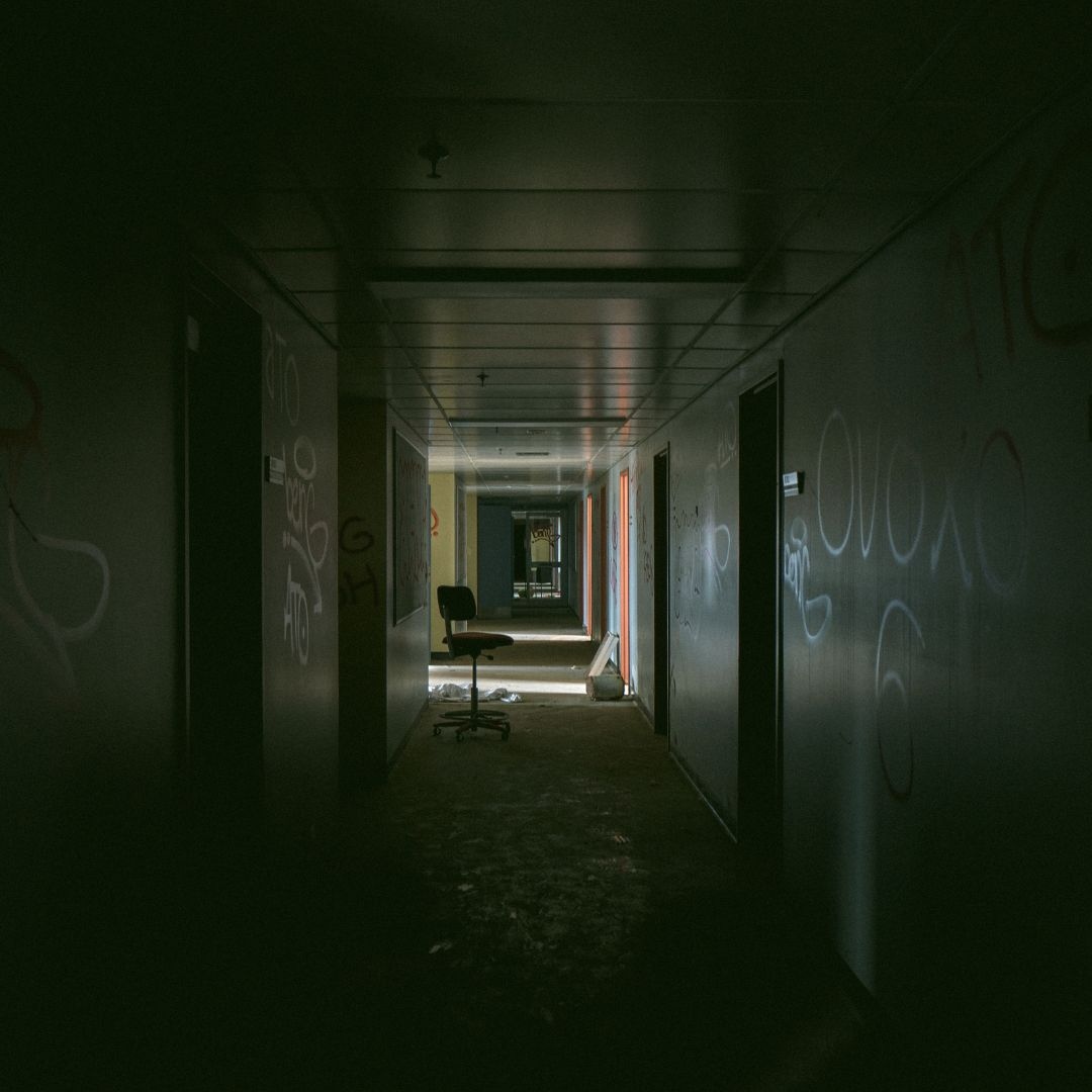 HarborHorror's tweet photo. Stroll through this abandoned school if you dare. Who knows what creatures await you in a dark classroom...

#metaverse #horror #horrorharbor #blockchain #gaming #horrorgaming #halloween #creepy #horrormovies #horrorfan #instahorror #haunted⁠ #nft #avatar #spellbook https://t.co/x8ILEU8aZj