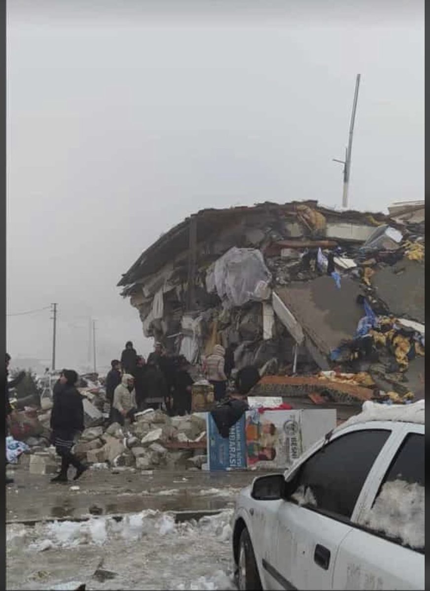 hasandenizturan's tweet photo. ADIYAMAN/BESNİ YARDIM BEKLİYOR! DIŞARISI ÇOK SOĞUK,ELEKTRİK YOK, SU YOK, ENKAZ ALTINDAKİ EŞİMİZİ DOSTUMUZU ÇIKARIYORUZ DEPREMDEN DEĞİL SOĞUKTAN VEFAT ETMİŞLER LÜTFEN BURAYI GÖZARDI ETMEYİN LÜTFEN YARDIM EDİN LÜTFEEEEENNNNNNNN
#Turkey #deprem @AFADBaskanlik https://t.co/GgwP60if0h