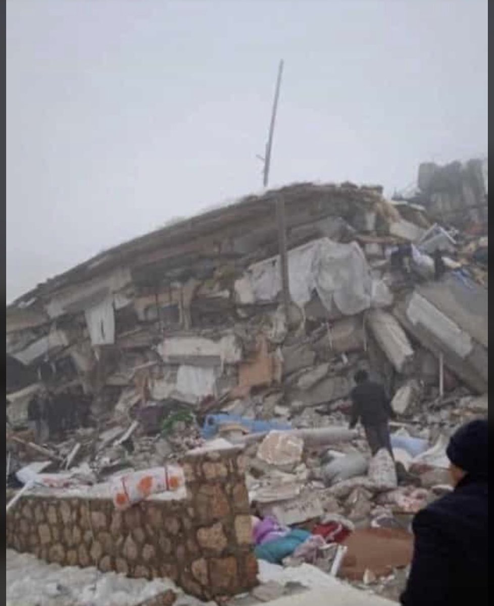 hasandenizturan's tweet photo. ADIYAMAN/BESNİ YARDIM BEKLİYOR! DIŞARISI ÇOK SOĞUK,ELEKTRİK YOK, SU YOK, ENKAZ ALTINDAKİ EŞİMİZİ DOSTUMUZU ÇIKARIYORUZ DEPREMDEN DEĞİL SOĞUKTAN VEFAT ETMİŞLER LÜTFEN BURAYI GÖZARDI ETMEYİN LÜTFEN YARDIM EDİN LÜTFEEEEENNNNNNNN
#Turkey #deprem @AFADBaskanlik https://t.co/GgwP60if0h
