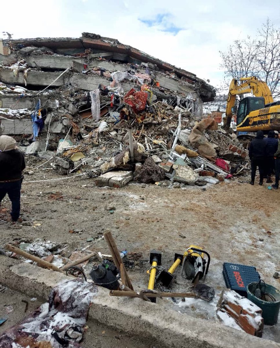 hasandenizturan's tweet photo. ADIYAMAN/BESNİ YARDIM BEKLİYOR! DIŞARISI ÇOK SOĞUK,ELEKTRİK YOK, SU YOK, ENKAZ ALTINDAKİ EŞİMİZİ DOSTUMUZU ÇIKARIYORUZ DEPREMDEN DEĞİL SOĞUKTAN VEFAT ETMİŞLER LÜTFEN BURAYI GÖZARDI ETMEYİN LÜTFEN YARDIM EDİN LÜTFEEEEENNNNNNNN
#Turkey #deprem @AFADBaskanlik https://t.co/GgwP60if0h