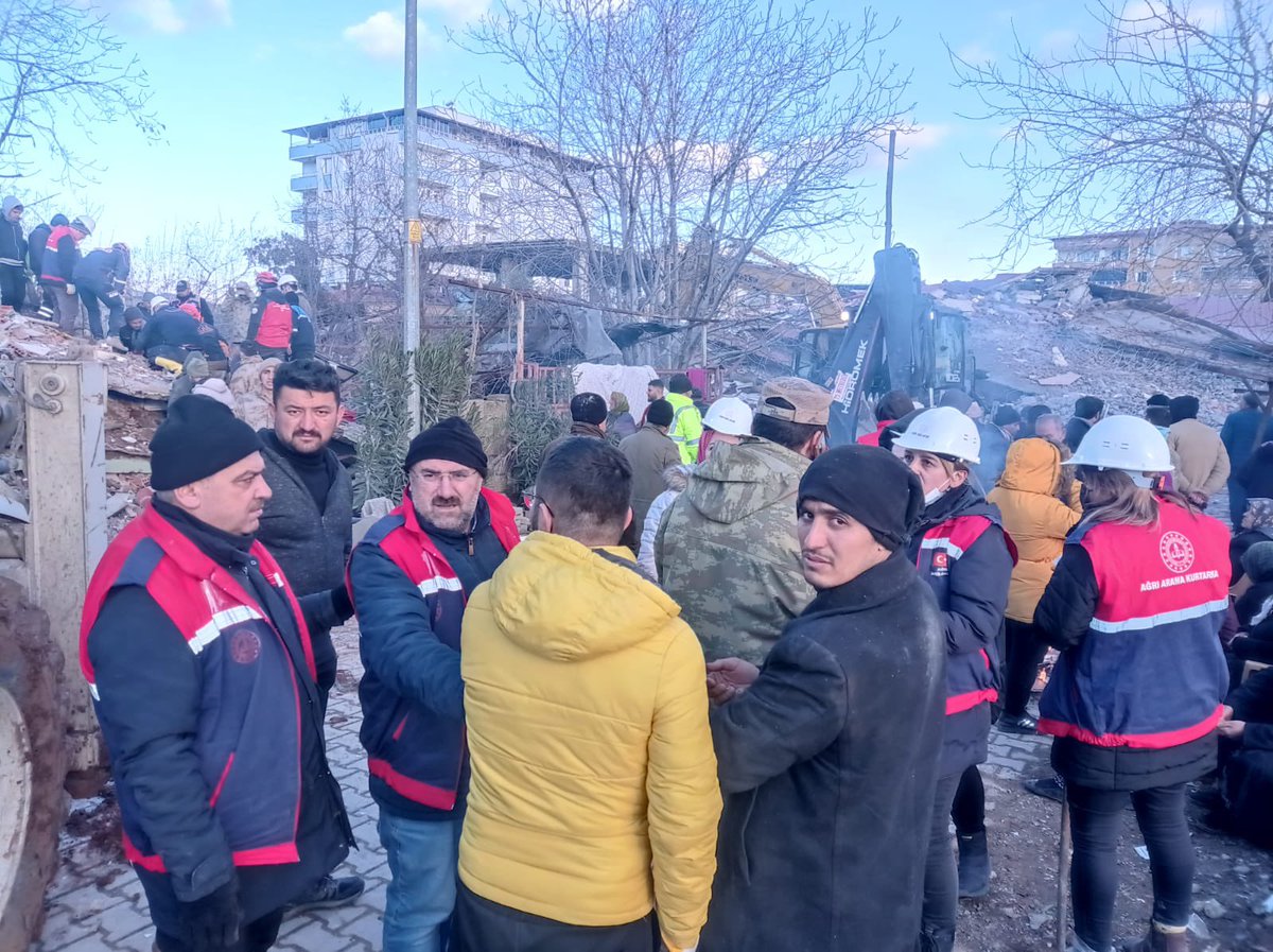 prof_mahmutozer's tweet photo. Öğretmenlerimizden oluşan MEB AKUB ekiplerimiz sahada var gücüyle çalışıyor, kurtarma çalışmalarına katılıyorlar. Minnettarız…

📍Gaziantep https://t.co/jMy4VwBODi