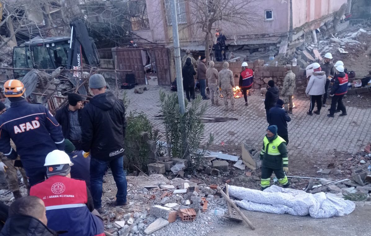 prof_mahmutozer's tweet photo. Öğretmenlerimizden oluşan MEB AKUB ekiplerimiz sahada var gücüyle çalışıyor, kurtarma çalışmalarına katılıyorlar. Minnettarız…

📍Gaziantep https://t.co/jMy4VwBODi