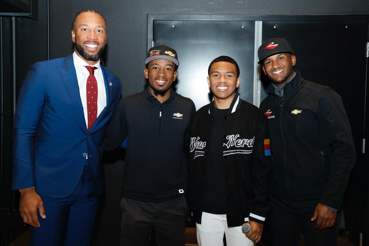 LarryFitzgerald's tweet image. Having the opportunity to share the advances in tech & motorsports with an amazing group of students, athletes & leaders yesterday was inspiring. Thank you @darrellbooker @Xbox @phoenixraceway & the West Point High School team for your partnership with #BeyondTheFinishLine!