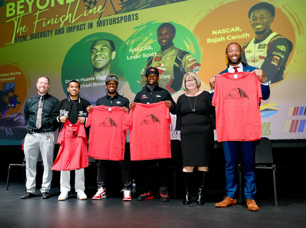 LarryFitzgerald's tweet image. Having the opportunity to share the advances in tech & motorsports with an amazing group of students, athletes & leaders yesterday was inspiring. Thank you @darrellbooker @Xbox @phoenixraceway & the West Point High School team for your partnership with #BeyondTheFinishLine!