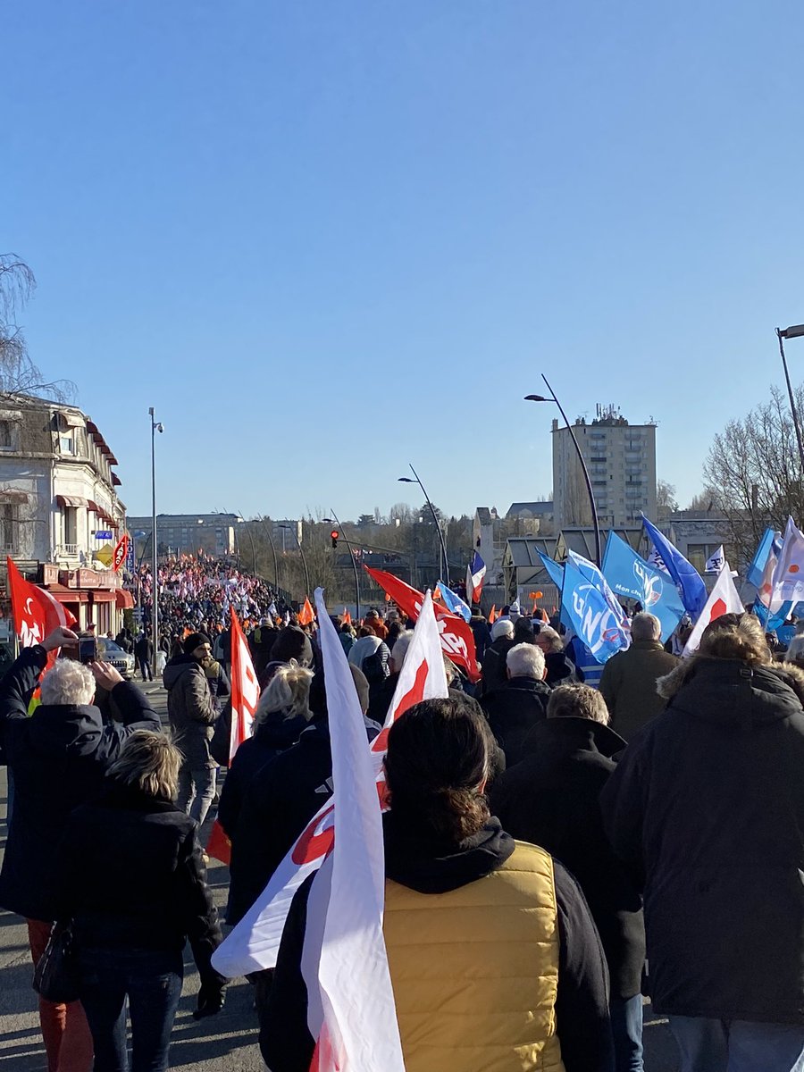 Quoi qu’on en dise la mobilisation demeure. Du monde à Évreux ce matin et bien déterminé !