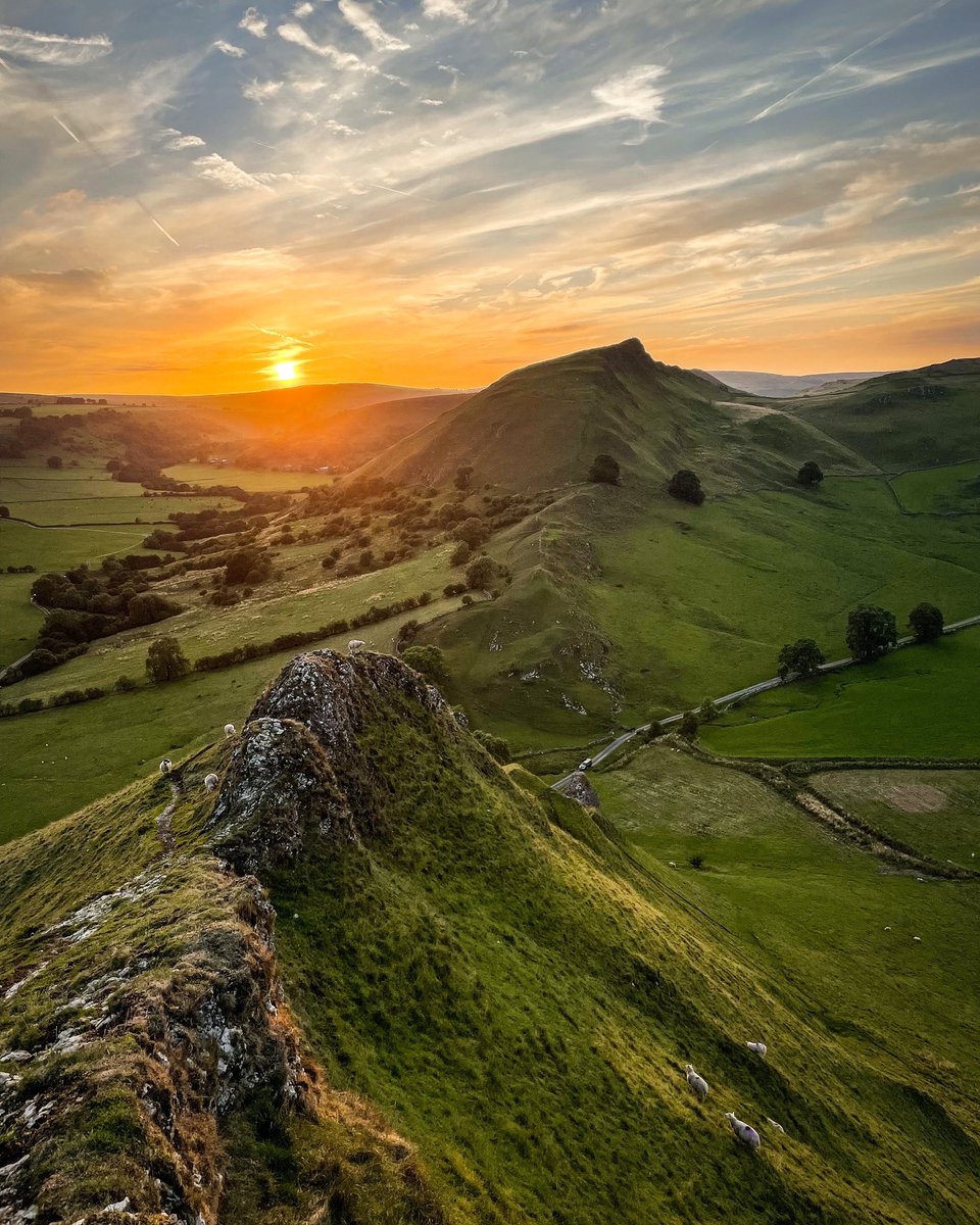 What a perfect evening! Here’s the view towards Chrome Hill, from Parkhouse Hill as the sun was setting 👌🏼
#peakdistrict #peakdistrictnationalpark #chromehill #parkhousehill #sunset #sunsetphotography #hiking #adventure #scenery #sunsets #getoutside #hikingadventures #hikemore